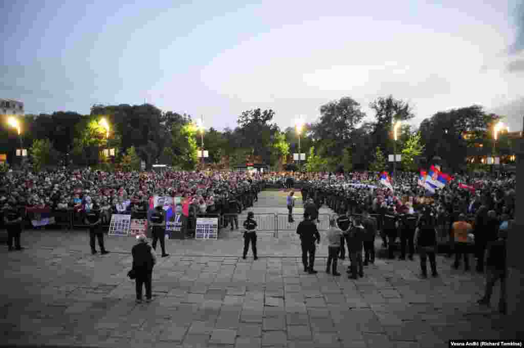 Dvije grupe građana, pristalice vlasti i opozicje, razdvaja policija