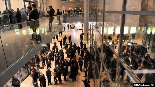 Пространството пред пленарната зала на германския бундестаг, където журналистите имат възможност да разговарят с депутати.