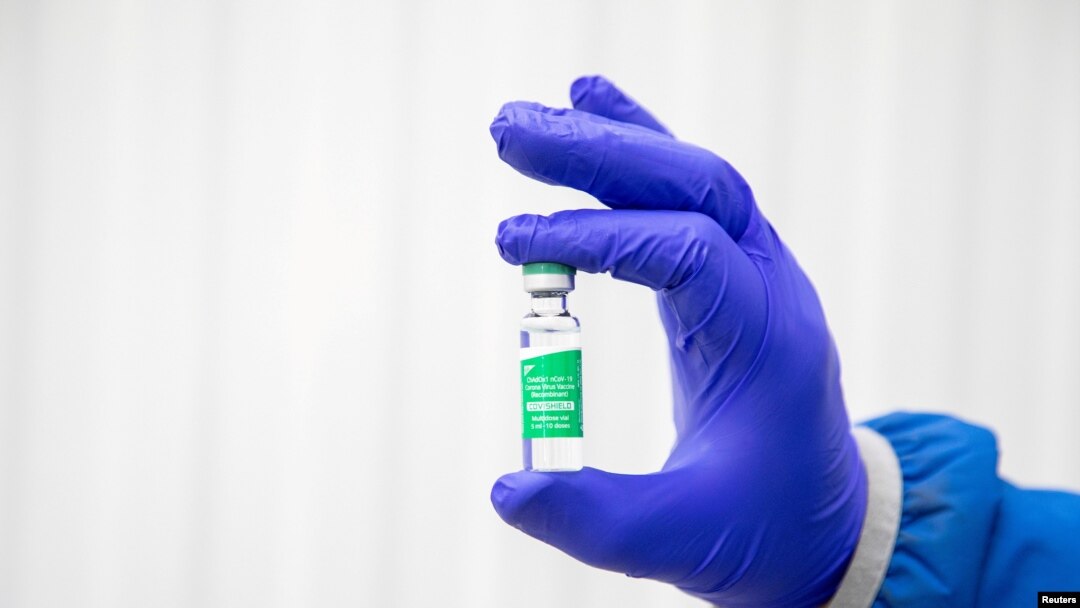 Marea Britanie și-a vaccinat populația cu AstraZeneca, printre beneficiari numărându-se și Regina. 