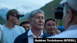 Алмазбек Атамбаев Кой-Таштагы үйүндө.