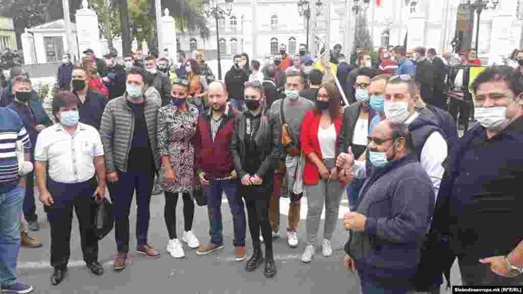 СЕВЕРНА МАКЕДОНИЈА - Претставници на ноќните клубови од земјава заедно со дел од музичарите денеска излегоа на протест пред Владата против најновите одлуки на Комисијата за заразни болести и на Владата за заштита од коронавирусот.