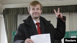 Opposition mayoral candidate Yevgeny Urlashov casts his ballot at a polling station in the city of Yaroslavl on April 1.