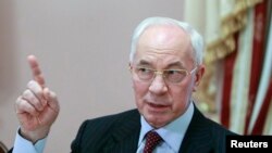 Ukrainian Prime Minister Mykola Azarov meets with foreign journalists in Kyiv on November 26.