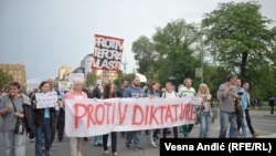 'Peglanjem' protiv 'diktature'