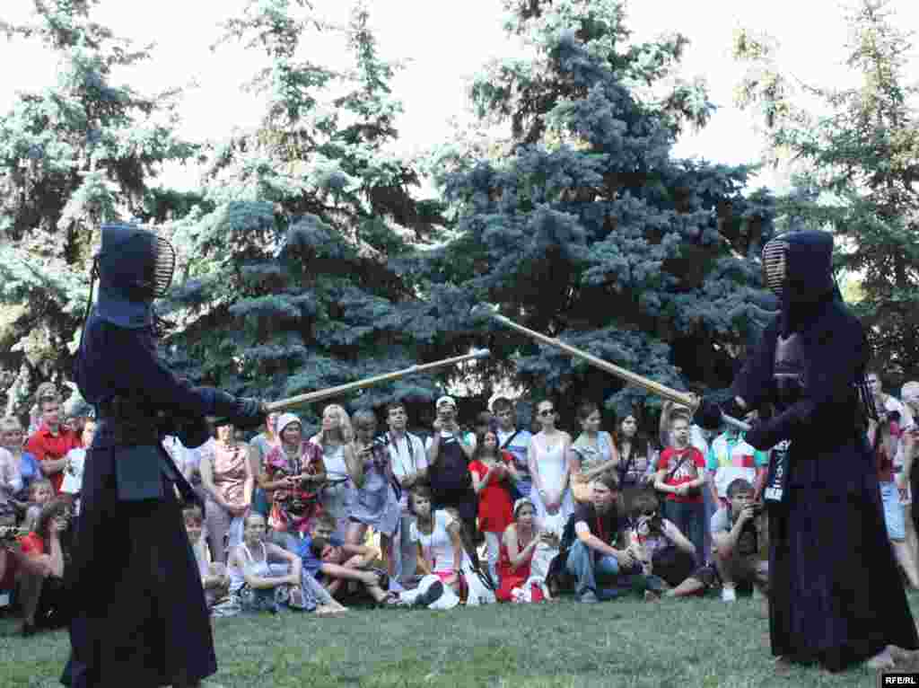 Спеціально підготована японським культурним центром демонстрація традиційного виду єдиноборств «кендо»