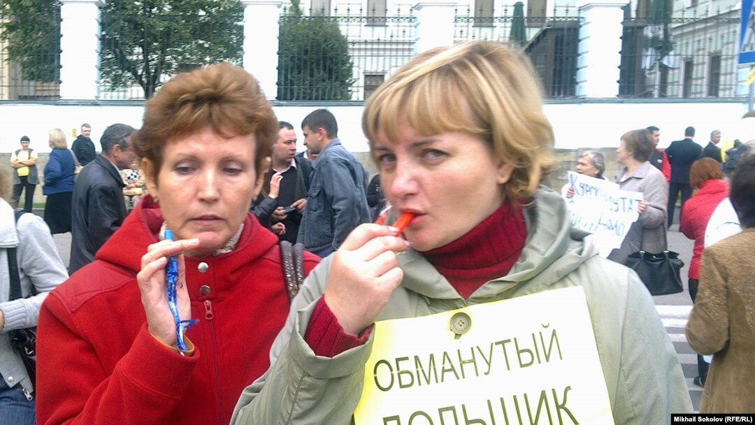 Обманутые дольщики идут на крайние меры, привлекая к себе внимание блокированием автомобильного движения и громкими звуками свистков