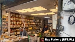 Магазин сухофруктів і горіхів Меїра в Тель-Авіві. Меїр переїхав з Ірану до Ізраїлю у 1979 році. Він каже, що теперішня війна викликає у нього змішані почуття, але й надію
