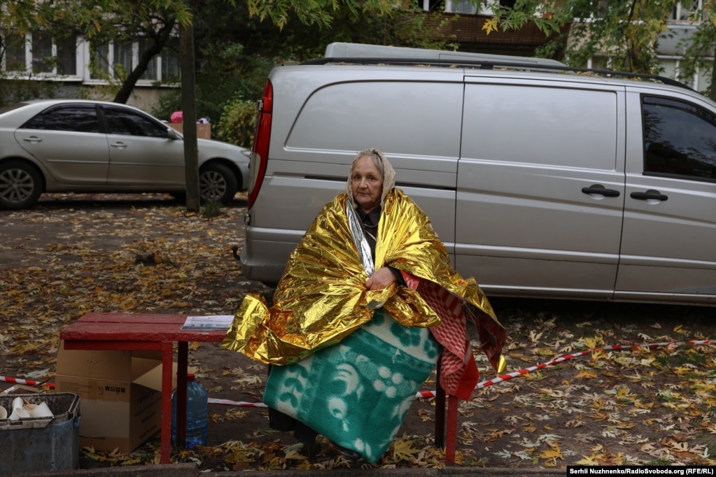 Деснянський район Києва. Жінка біля будинку, який зазнав атаки