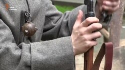 Навпроти приміщення Львівської ОДА «розташувались» війська (відео)