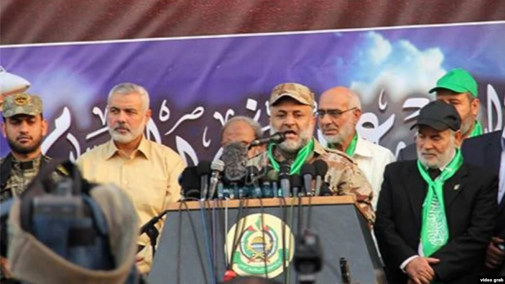 تصویری بدون تاریخ از رائد سعد (پشت میکروفن) در کنار اسماعیل هنیه