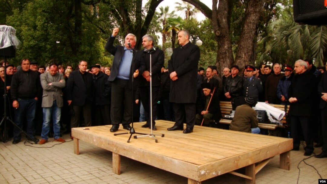 "Нам не нужна революция, но чтобы ее не допустить, нужна реформа политической системы", - считает Юрий Квициниа.