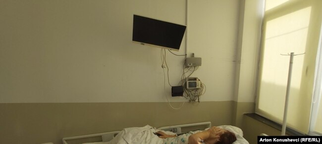 Kështu duket një dhomë e repartit të Ortopedisë, ku pacientja e hospitalizuar pret për t'u operuar.