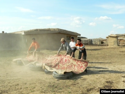 Догги стилінде қолмен жайылған бөкселердің фотосуреттері Догги стилінде қолмен жайылған бөкселердің фотосуреттері