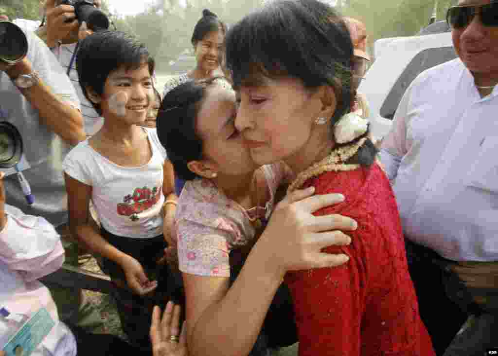 Burma - Aung San Suu Kyi, demokratski lider, pozdravljena od strane svojih pristalica na parlamentarnim izborima, 1. april 2012. Foto: epa / Nyein Chan Naing