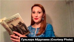 Историк Гульнара Абдулаева со своей книгой «Крымские татары: от этногенеза до государственности»