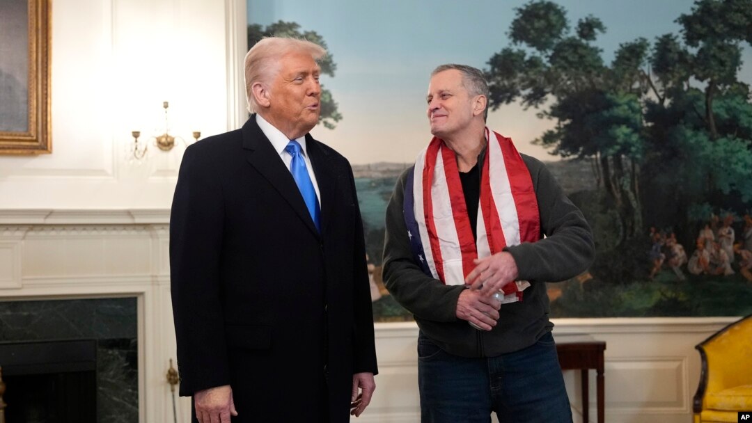 Președintele american Donald Trump îl întâmpină pe americanul Marc Fogel la Casa Albă.