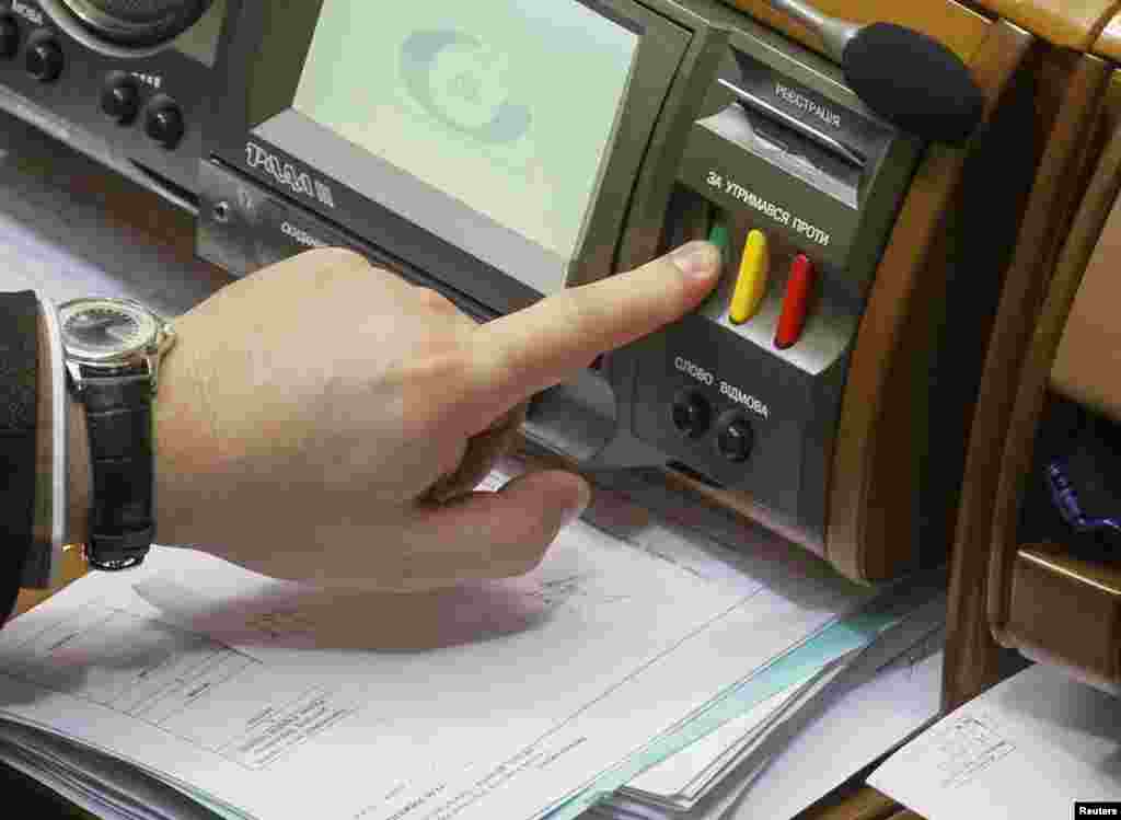 Чалец прапрэзыдэнцкай фракцыі "Партыі рэгіёнаў" галасуе на сэсіі Вярхоўнай Рады ў Кіеве.