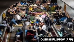 Люди в нічний час у метро в Києві під час повітряної атаки армії РФ, 30 липня 2026 року