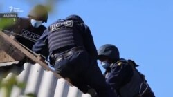 «Не хлопці, а роботи». Рятувальники ДСНС в Авдіївці відновлюють мирним жителям дахи пошкоджених будинків (відео)