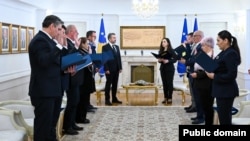 Anëtarët e rinj të KQZ-së duke bërë betimin para presidetes së Kosovës, Vjosa Osmani. 