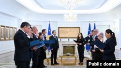 Nëntë anëtarët e rinj të KQZ-së duke dhënë betimin para Osmanit më 27 mars. 