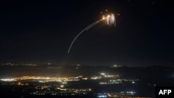 Imagine cu caracter ilustrativ, în care rachete lansate din sudul Libanului sunt interceptate de scutul Iron Dome al Israelului, deasupra Galileii de nord, în 4 iulie.