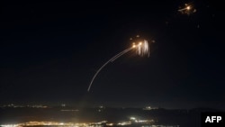 Rachete lansate din sudul Libanului sunt interceptate de sistemul israelian de apărare antiaeriană Iron Dome deasupra regiunii Galileea Superioară din nordul Israelului, la 4 august 2024.