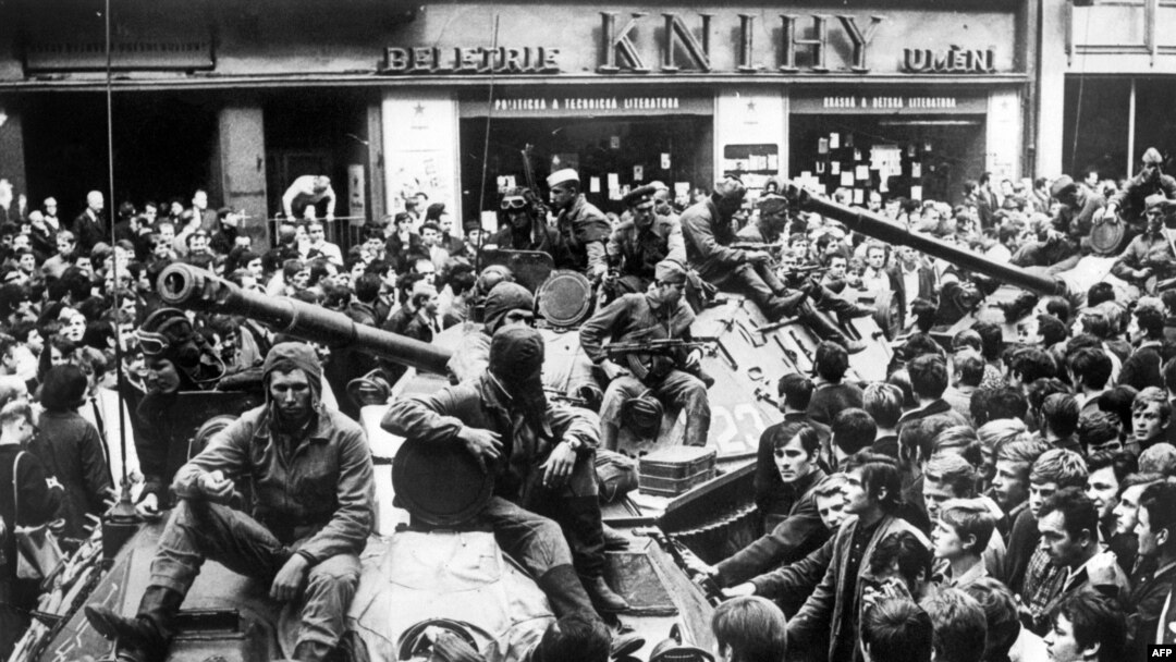 Пражане и советские солдаты, 25 августа 1968 года