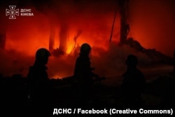 Під час гасіння пожежі, що виникла внаслідок російського удару по Києву. 24 вересня 2026 року