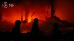 Під час гасіння пожежі, що виникла у Києві внаслідок російського балістичного удару. 24 вересня 2026 року