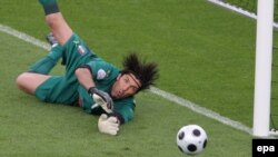 Италияның тәжірибелі қақпашысы Джанлуиджи Буффонның Еуро-2008 турнирінде қақпасын аман сақтап қалған сәттердің бірі.