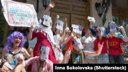 Театрализованная акция, участники которой пародировали и высмеивали российских артистов и телезвезд, которые поддержали аннексию Крыма или отличились другими антиукраинскими заявлениями
