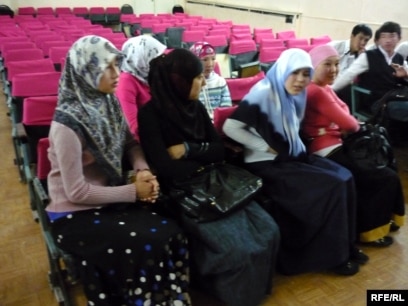 Қос мүшелі дифаллия Қатты созылған тесіктердің порно галереясы