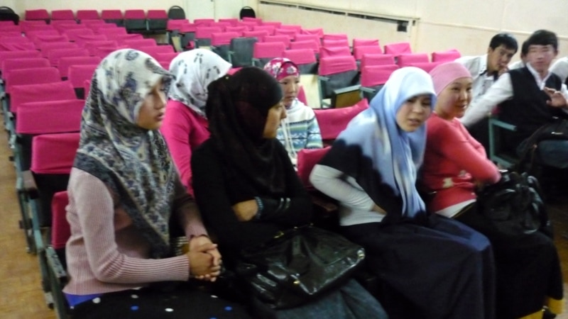 В Казахстане суды разрешили ученицам носить платки в школах