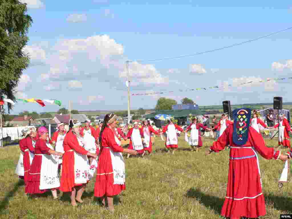 Килгәннәрдән бирле карап торам: син икәнсең лә дөньлар көзгесе. Безнең ил сандугач сайрар җир лә