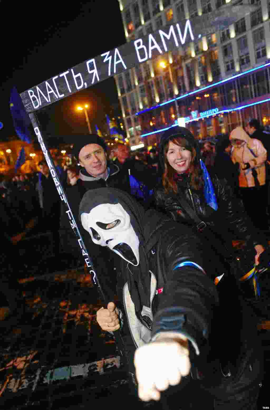 The slogans on the scythe read: &quot;Yanukovych, where are you?&quot; and &quot;Government, I&#39;m coming for you.&quot;