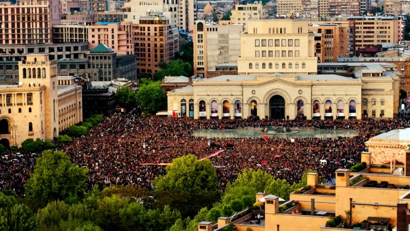 Huge Crowds Keep Up Pressure On Armenian PM