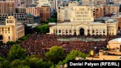 Armenia -- Tens of thousands of people gather in Yerevan's Republic square for a protest against Prime Minister Serzh Sarkisian, 22Apr2018