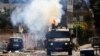 Израелски брониран автомобил пуска сълзотворен газ по време на продължаваща военна операция в град Дженин в окупирания Западен бряг, 4 юли 2023 г.