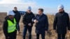 Prim-ministrul Dorin Recean (centru) împreună cu ministrul Energiei, Dorin Junghietu (dreapta), în timpul vizitei pe șantierul de construcție a liniei de înaltă tensiune Chișinău-Vulcănești, 20 februarie 2025.