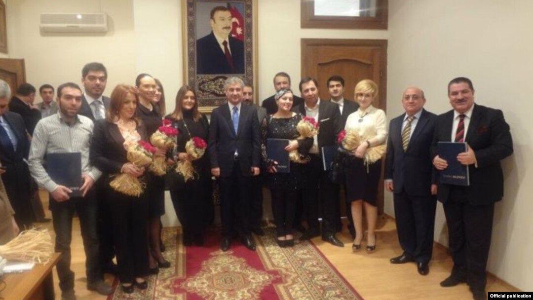 Bir qrup mədəniyyət və incəsənət işçisinə hakim partiyanın üzvlük vəsiqələri təqdim olunub