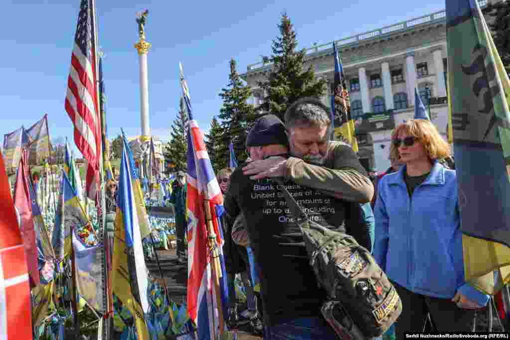 На майдані Незалежності вшанували пам’ять американських добровольців, які загинули на фронті, громадяни США, які живуть в Україні (волонтери, медики, добровольці), принесли фотографії з загиблими до меморіалу з прапорців. Київ, березень 2025 року