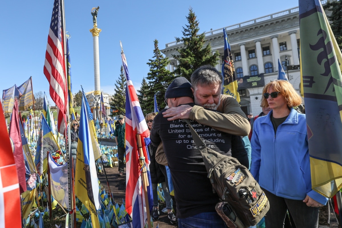 На майдані Незалежності вшанували пам’ять американських добровольців, які загинули на фронті, громадяни США, які живуть в Україні (волонтери, медики, добровольці), принесли фотографії з загиблими до меморіалу з прапорців. Київ, березень 2025 року