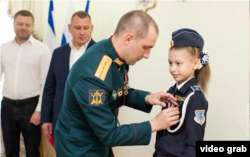 Вручение медали «Дети героев» крымским школьникам, чьи отцы погибли, воюя против Украины