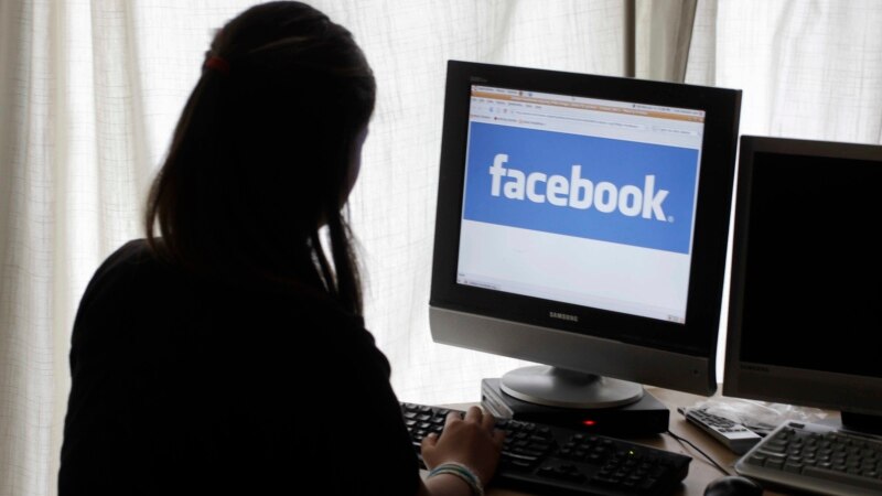 Sosial media qızlara oğlanlardan daha çox ziyan vurur