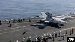 Тренувальний запуск літаків з авіаносця «Авраам Лінкольн» – першого з перекинутих Дональдом Трампом до берегів Ірану, 6 лютого 2026 року