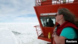 На борту австралийского ледокола Aurora Australis, на который вывезли исследователей с "Академика Шокальского" 