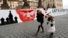 Чеські активісти ведуть боротьбу з впливом Кремля на багатьох фронтах - акція біля Граду, офісу президента Чехії Мілоша Земана