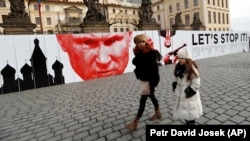 Чеські активісти ведуть боротьбу з впливом Кремля на багатьох фронтах - акція біля Граду, офісу президента Чехії Мілоша Земана