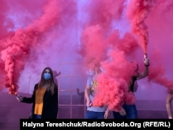 Учасники протесту у Львові запалили фаєри